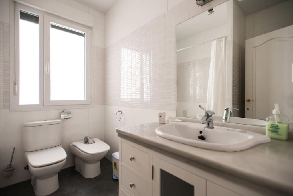 Apartamento Amplio Piso En Nervion, Excelente Zona De La Ciudad. Sevilla Exterior foto